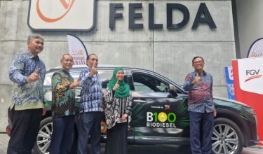 Pengerusi Lembaga Kemajuan Tanah Persekutuan (FELDA), Datuk Seri Ahmad Shabery Cheek (kanan) bergambar dihadapan kenderaan SUV yang menggunakan biodiesel B100 di Menara FELDA, hari ini.
