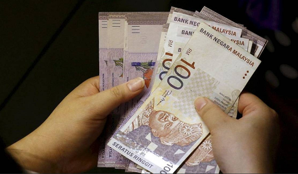 Pada 8 pagi, mata wang tempatan diniagakan pada 3.905/9300 berbanding dolar AS daripada 3.9230/9275 ketika ditutup pada Rabu