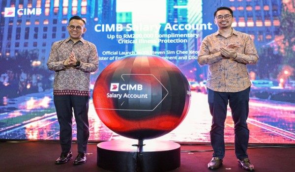 Menteri Pembangunan Usahawan dan Koperasi, Steven Sim Chee Keong (kiri) dan Ketua Pegawai Eksekutif, Perbankan Pengguna Kumpulan Kumpulan CIMB, Haniz Nazlan (kanan) pada Pelancaran Produk Akaun Gaji CIMB - BERNAMA