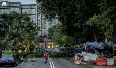 KUALA LUMPUR, 22 Sept -- Keadaan beberapa gerai jualan yang musnah selepas dihempap sebatang pokok besar tumbang ketika hujan lebat bermula petang tadi di Jalan Dungun, Bukit Damansara hari ini.

Hujan lebat dan ribut yang melanda Lembah Klang menyebabkan beberapa kawasan di ibu negara dinaiki air manakala pokok tumbang sehingga berlaku kesesakan lalu lintas. 

Menurut Pusat Info Trafik Dewan Bandaraya Kuala Lumpur (DBKL), aliran trafik mula perlahan di jalan utama Kuala Lumpur akibat cuaca hujan lebat dan menyebabkan air bertakung serta pokok tumbang di beberapa lokasi sekitar Pusat Bandar.

--fotoBERNAMA (2025) HAK CIPTA TERPELIHARA