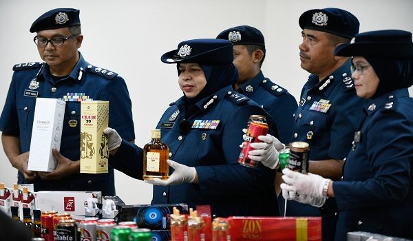 BUTTERWORTH, 7 Mei — Pemangku Pengarah Jabatan Kastam Diraja Malaysia (JKDM) Pulau Pinang Ramizah Bee Salleh Ghany (tiga, kanan) menunjukkan barangan rampasan yang tidak bercukai bernilai keseluruhan RM3.95 juta dalam dua serbuan berasingan di premis yang dijadikan stor simpanan di Tasek Gelugor dan Teluk Wang, Bukit Mertajam, bulan lepas.

—fotoBERNAMA (2026) HAK CIPTA TERPELIHARA