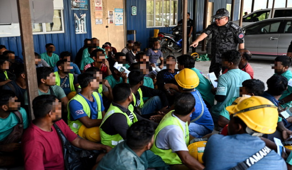 Seramai 39 pendatang asing tanpa izin (PATI) ditahan Jabatan Imigresen Malaysia (JIM) Terengganu dalam Op Gempur Sasar di Kemaman pagi tadi / Foto Bernama