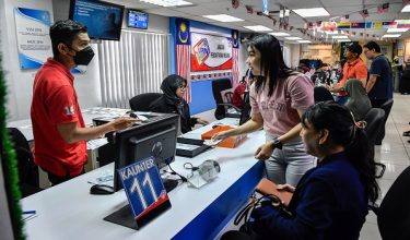 KUALA LUMPUR, 20 Sept -- Orang ramai mula memenuhi premis Jabatan Pendaftaran Negara (JPN) di Pusat Transformasi Bandar (UTC) Sentul seawal 8 pagi tadi bagi menyelesaikan urusan berkaitan MyKad, termasuk pembaharuan cip MyKad yang rosak, ketika tinjauan fotoBERNAMA hari ini.

--fotoBERNAMA (2025) HAK CIPTA TERPELIHARA