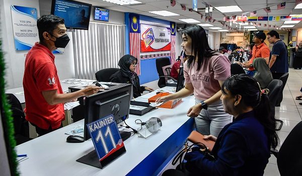KUALA LUMPUR, 20 Sept -- Orang ramai mula memenuhi premis Jabatan Pendaftaran Negara (JPN) di Pusat Transformasi Bandar (UTC) Sentul seawal 8 pagi tadi bagi menyelesaikan urusan berkaitan MyKad, termasuk pembaharuan cip MyKad yang rosak, ketika tinjauan fotoBERNAMA hari ini.

--fotoBERNAMA (2025) HAK CIPTA TERPELIHARA