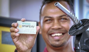 PUTRAJAYA, 23 April -- Pemandu lori pengangkutan perdagangan, Hanusi Razali menunjukkan Fleet Card bagi mengisi minyak menggunakan Sistem Kawalan Diesel Bersubsidi 2.0 (SKDS 2.0).

Kementerian Perdagangan Dalam Negeri dan Kos Sara Hidup (KPDN) menggesa syarikat-syarikat kenderaan pengangkutan barangan di Semenanjung Malaysia yang terpilih untuk segera memohon fleet card bagi memastikan mereka dapat menikmati subsidi yang disediakan apabila kerajaan melaksanakan penyasaran subsidi diesel kelak.

--fotoBERNAMA (2024) HAK CIPTA TERPELIHARA