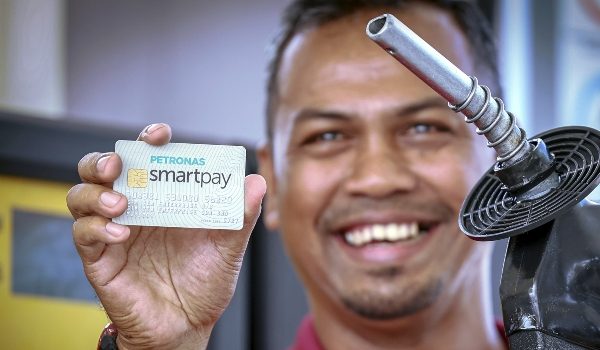 PUTRAJAYA, 23 April -- Pemandu lori pengangkutan perdagangan, Hanusi Razali menunjukkan Fleet Card bagi mengisi minyak menggunakan Sistem Kawalan Diesel Bersubsidi 2.0 (SKDS 2.0).

Kementerian Perdagangan Dalam Negeri dan Kos Sara Hidup (KPDN) menggesa syarikat-syarikat kenderaan pengangkutan barangan di Semenanjung Malaysia yang terpilih untuk segera memohon fleet card bagi memastikan mereka dapat menikmati subsidi yang disediakan apabila kerajaan melaksanakan penyasaran subsidi diesel kelak.

--fotoBERNAMA (2024) HAK CIPTA TERPELIHARA