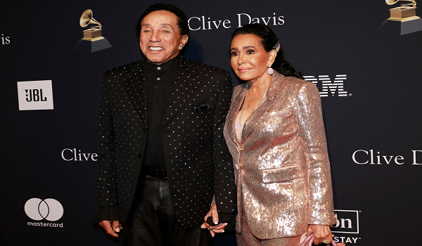 Smokey Robinson dan isterinya ketika menghadiri Majlis Pre-Grammy Gala di Beverly Hills, Los Angeles, California / REUTERS
