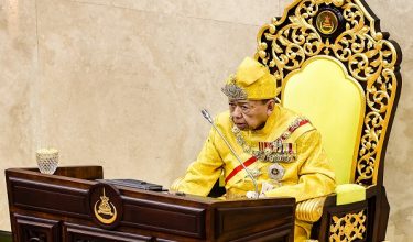 SHAH ALAM, 20 April -- Sultan Selangor Sultan Sharafuddin Idris Shah berkenan menyampaikan titah Diraja sempena Istiadat Pembukaan Persidangan Penggal Keempat Dewan Undangan Negeri (DUN) Selangor ke-15 tahun 2025 di Dewan Negeri Selangor hari ini. 

-- fotoBERNAMA (2026) HAK CIPTA TERPELIHARA