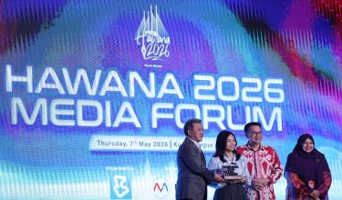 KUALA LUMPUR, May 7 -- Deputy Minister of Communications Teo Nie Ching receives a plaque during the HAWANA 2026 Media Forum here today.

Also present Deputy Secretary-General (Strategic Communications and Creative Industry), Ministry of Communications Nik Kamaruzaman Nik Husin, Malaysian National News Agency (Bernama) chairman Datuk Seri Wong Chun Wai and Bernama chief executive officer Datin Paduka Nur-ul Afida Kamaludin.

--fotoBERNAMA (2026) COPYRIGHT RESERVED