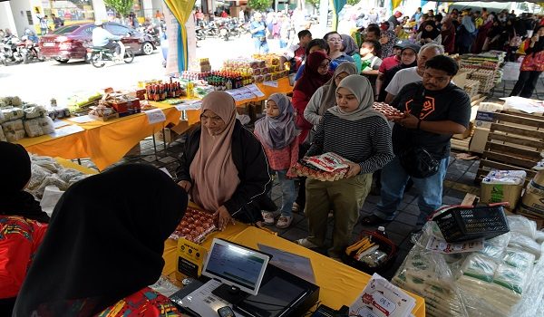BUKIT MERTAJAM, 15 Mac -- Orang ramai membeli barangan keperluan pada Program Jualan MADANI Raya (PJMR) anjuran Kementerian Pembangunan Usahawan dan Koperasi (KUSKOP) hari ini.

--fotoBERNAMA (2026) HAK CIPTA TERPELIHARA