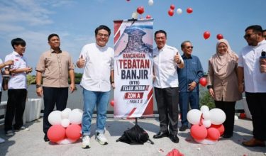 Menteri Perumahan dan Kerajaan Tempatan Nga Kor Ming (kanan)