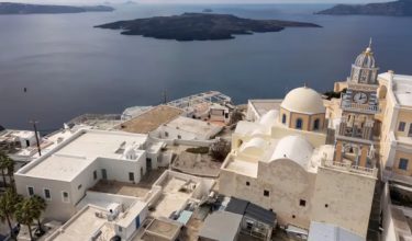 Gambar dirakam pada 19 Februari, kelihatan Pulau gunung berapi Nea Kameni dari perkampungan Fira ketika aktiviti keagamaan sedang berlangsung di pulau Santorini, Greece/Foto REUTERS