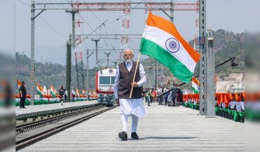 Narendra Modi ketika merasmikan 'Chenab'. - Foto AFP