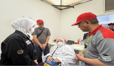 Menteri di Jabatan Perdana Menteri (Hal Ehwal Agama) Datuk Dr Mohd Na’im Mokhtar (tengah) ketika melakukan lawatan di khemah penginapan jemaah haji Malaysia, hari ini./ BERNAMA