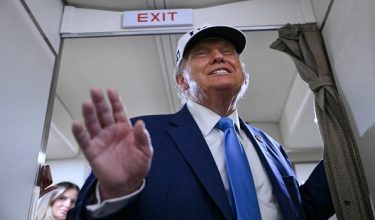 Presiden Amerika Syarikat Donald Trump bercakap kepada wartawan di atas Air Force One. Foto AFP