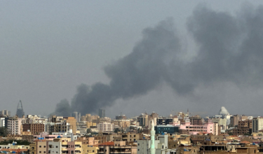 (Foto fail) Kepulan asap kelihatan selepas serangan udara dilancarkan tentera Sudan ke atas kedudukan RSF di tengah Khartoum pada September 2024/ AFP