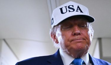 Presiden Amerika Syarikat Donald Trump bercakap kepada wartawan di atas Air Force One. Foto AFP