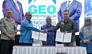 LENGGONG, 6 Jun -- Menteri besar Datuk Seri Saarani Mohamad menyaksikan pertukaran dokumen diantara Badan Pengurusan Lenggong GEOPARK dan Kolej Komuniti Gerik dan Jabatan Pendidikan Politeknik yang di wakili Pengerusi Lenggong GEOPARK Mohamad Fitri Hassan (kanan) dan Pengarah Kolej Komuniti Gerik Khairil Azhar Mad Nor (kiri) pada Majlis Pelancaran GEO Entrepreneur Lenggong GEOPARK di Dewan Merdeka hari ini.Turut sama Timbalan Menteri Dalam Negeri, merangkap Ahli Parlimen Lenggong Datuk Seri Dr Shamsul Anuar Nasarah (kiri).

--fotoBERNAMA (2026) HAK CIPTA TERPELIHARA