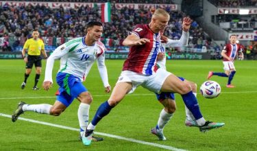 Erling Haaland turut menjaringkan 1 gol ketika Norway menumpaskan Itali 3-0. - AFP