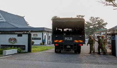 KUALA LANGAT, 7 Julai -- Suspek kes tikam seorang pelajar perempuan tingkatan tiga di sebuah sekolah di Banting di sini direman empat hari bermula hari ini. 

Perintah reman sehingga 10 Mei itu dikeluarkan terhadap suspek berusia 15 tahun dikeluarkan Majistret Maslinda Selamat di Mahkamah Telok Datok di sini. 

Terdahulu, suspek berusia 15 tahun tiba di Mahkamah Telok Datok dengan menaiki trak polis pada kira-kira 8.08 pagi tadi sebelum dilihat keluar pada sekitar 9 pagi.

-- fotoBERNAMA (2026) HAK CIPTA TERPELIHARA