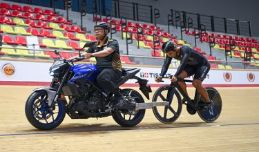 NILAI , 7 Julai -- Ketua Jurulatih Skuad Berbasikal Trek Harnizam Basri (kiri) melakukan  latihan bersama Muhammad Shah Firdaus Sahrom menjelang Sukan Komanwel 2026 Glasgow di Velodrom Nasional Nilai, hari ini.
--fotoBERNAMA (2026) HAK CIPTA TERPELIHARA