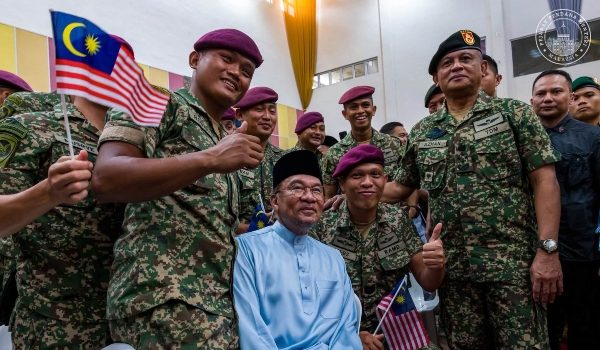 Perdana Menteri menyantuni warga Kem Terendak dalam Program Semarak Kenegaraan di Melaka hari ini/Foto PMO