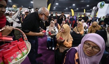 Tan Sri Rastam Mohd Isa, Pengerusi FGV menyantuni pengunjung Festival FGV/Foto FGV