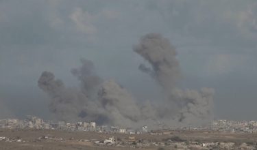 Kepulan asap kelihatan di Gaza susulan serangan rejim Israel, genap dua tahun genosid di Palestin / REUTERS