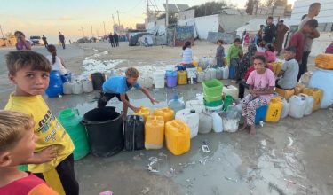 Penduduk Gaza termasuk kanak-kanak berkumpul di satu kawasan untuk mengisi air / REUTERS