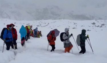 Antara pendaki yang diselamatkan selepas salji tebal melanda Dataran Tinggi Tibet dan kawasan berhampiran Gunung Everest / AFP