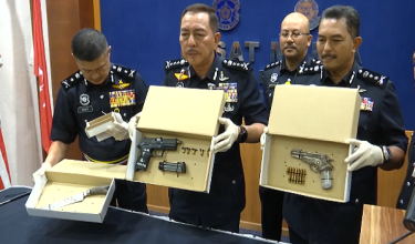 Datuk Muhammad Zaki Harun (tengah) semasa sidang media mengenai kejayaan rampasan pistol di Ibu Pejabat Polis Kontinjen (IPK) Kelantan di Kota Bharu hari ini.