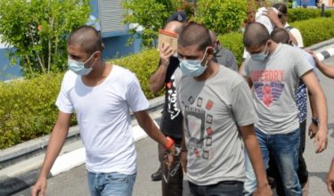 Tertuduh di dalam kes pembunuhan Timbalan Pendakwa Raya mendiang Datuk Anthony Kevin Morais dibawa melihat kereta milik mendiang di Balai Polis Hutan Melintang pada 16 November 2016/FOTO BERNAMA