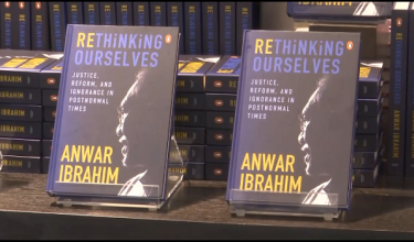 Buku ini diterbitkan oleh tiga penerbitan untuk pasaran seluruh dunia / Foto RTM