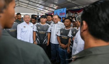 Datuk Seri Anwar Ibrahim (tengah) dan Datuk Seri Fadillah Yusof bergambar bersama pengunjung yang hadir pada Majlis Perasmian Penutupan Program Rancakkan MADANI Bersama Malaysiaku Tahun 2025 di Dataran Putrajaya/ BERNAMA