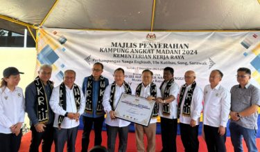 Majlis Penyerahan Kampung Angkat MADANI 2024 Kementerian Kerja Raya di perkampungan Nanga Engkuah, Ulu Katibas, Song