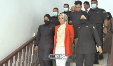 'Mak Cik Kemboja' (depan, tengah) dan anaknya (belakang, dua kanan)