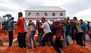 Orang ramai hadir pada upacara pengkebumian allahyarham Zayn Rayyan Abdul Matiin, kanak-kanak autisme, di Tanah Perkuburan Islam, Seksyen 9 Damansara Damai hari ini/FOTO BERNAMA