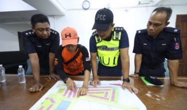 Ketua Polis Daerah Petaling Jaya ACP Mohd Fakhrudin Abdul Hamid (dua, kanan ) melihat plan kawasan perumahan Flat Idaman Damansara Damai ketika PDRM bersama penduduk melakukan operasi mencari Zayn Rayyan semalam/FOTO BERNAMA