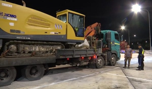 Anggota JPJ memeriksa sebuah lori dalam Op Khas Kenderaan Lebih Muatan
