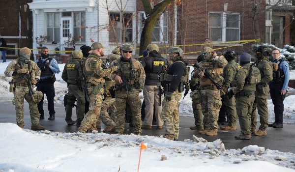 Anggota Penguatkuasaan Imigresen dan Kastam (ICE) Amerika Syarikat berkumpul di Minneapolis, Minnesota/Foto REUTERS