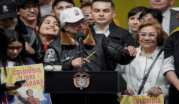 Presiden Colombia, Gustavo Petro berucap pada perhimpunan mempertahankan kedaulatan negara di Bogota susulan kenyataan Presiden AS, Donald Trump mengenai kemungkinan campur tangan ketenteraan/Foto REUTERS
