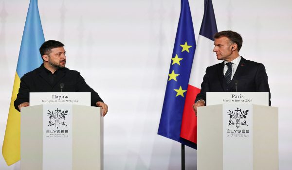 Presiden Perancis, Emmanuel Macron dan Presiden Ukraine, Volodymyr Zelensky mengadakan sidang media selepas menandatangani deklarasi penempatan pasca-gencatan senjata pada sidang kemuncak ‘Pakatan Negara Sukarela’ di Paris/Foto REUTERS