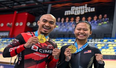 Pemenang pingat Emas bagi acara Lelaki dan Wanita Elite Keirin Datuk Mohd Azizulhasni Awang (kiri) dan Nur Alyssa Mohd Farid (kanan) bergambar bersama sempena perlumbaan Siri Trek ASEAN Piala Presiden 1 di Velodrom Nasional Nilai, hari ini / Foto BERNAMA