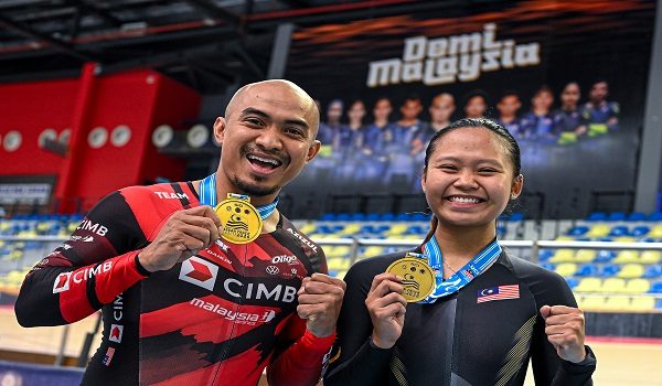 Pemenang pingat Emas bagi acara Lelaki dan Wanita Elite Keirin Datuk Mohd Azizulhasni Awang (kiri) dan Nur Alyssa Mohd Farid (kanan) bergambar bersama sempena perlumbaan Siri Trek ASEAN Piala Presiden 1 di Velodrom Nasional Nilai, hari ini / Foto BERNAMA