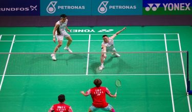 Beregu lelaki negara Aaron Chia dan Soh Wooi Yik menentang beregu China Chen Xu Jun dan Liu Yang pada Kejohanan Badminton Terbuka Malaysia Petronas 2026 di Stadium Axiata Arena di sini, hari ini/ Foto BERNAMA