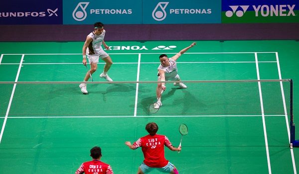 Beregu lelaki negara Aaron Chia dan Soh Wooi Yik menentang beregu China Chen Xu Jun dan Liu Yang pada Kejohanan Badminton Terbuka Malaysia Petronas 2026 di Stadium Axiata Arena di sini, hari ini/ Foto BERNAMA