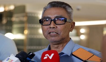 Pemangku Presiden Persatuan Bola Sepak Malaysia (FAM), Datuk Mohd Yusoff Mahadi menjawab pertanyaan media selepas mengadakan perjumpaan dengan barisan Exco FAM hari ini/ Foto BERNAMA
