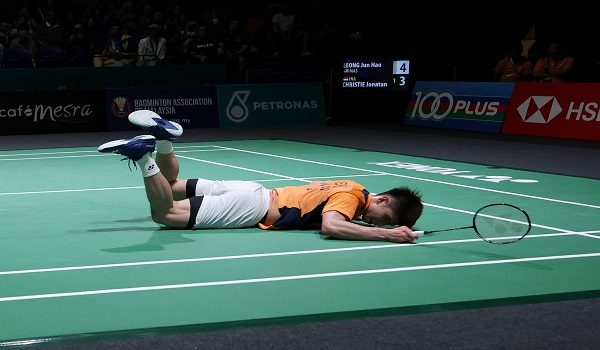 Pemain lelaki negara, Leong Jun Hao, tewas kepada pemain Indonesia, Jonatan Christie, 18-21, 11-21, dalam aksi kejohanan Badminton Terbuka Malaysia Petronas 2026 di Stadium Axiata Arena di sini hari ini/ Foto BERNAMA