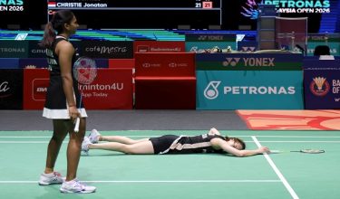 Kekecewaan terpahat pada wajah beregu wanita negara, Pearly Tan dan Thinaah Muralitharan pada akhir perlawanaan ketika tumpas kepada beregu Indonesia, Febriana Dwipuji Kusuma dan Meilysa Trias Puspitasari pada kejohanan Badminton Terbuka Malaysia Petronas 2026 di Stadium Axiata Arena/ Foto BERNAMA