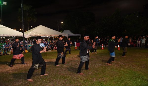 Pesilat mempersembahkan demonstrasi silat pada majlis pembukaan Gelanggang Silat Taman Jaya di Bandar Tun RazakTun Razak